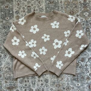 Malo Floral Crew Neck Sweater in Beige and White